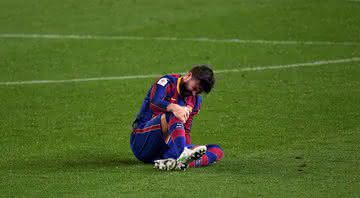 Piqué, jogador do Barcelona sentado em campo com dores - GettyImages