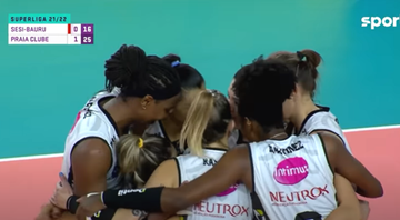 Jogadoras do Praia Clube comemorando o ponto diante do Sesi-Bauru na Superliga feminina - Transmissão SporTV