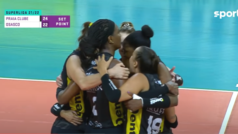 Jogadoras do Praia Clube comemorando diante do Osasco na Superliga Feminina - Transmissão SporTV