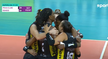 Jogadoras do Praia Clube comemorando diante do Osasco na Superliga Feminina - Transmissão SporTV