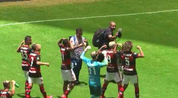 “Outro patamar”: Após título da Supercopa, torcedores do Flamengo reagem com provocações ao Athletico-PR na web - Transmissão/ SporTV