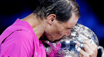 Rafael Nadal beijando o troféu de campeão do Australian Open - GettyImages