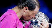 Rafael Nadal beijando o troféu de campeão do Australian Open - GettyImages