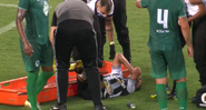 Rafael, jogador do Botafogo deitado no gramado com a mão no rosto - Transmissão SporTV
