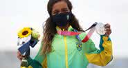 Rayssa Leal posando com a medalha de prata durante as Olimpíadas - GettyImages