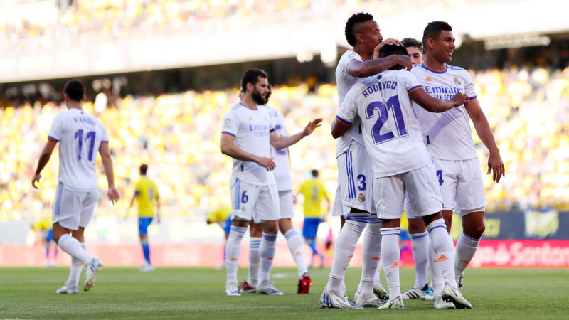 Jogadores do Real Madrid comemorando o gol em campo - GettyImages