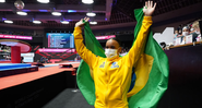 Rebeca Andrade com a bandeira do Brasil no Mundial de Ginástica Artística - GettyImages