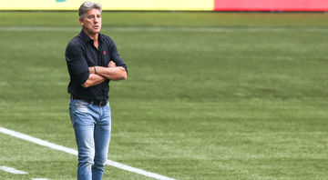 Renato Gaúcho, treinador do Flamengo em campo na área técnica - GettyImages