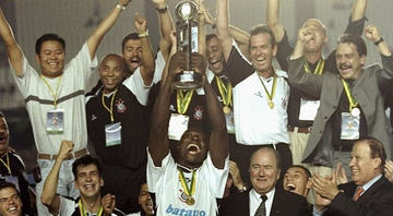 Rincón levantando o troféu da conquista do Mundial pelo Corinthians - GettyImages