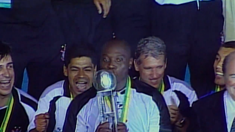 Rincón, ex-jogador do Corinthians beijando o troféu - Transmissão TV Globo
