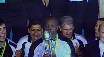 Rincón, ex-jogador do Corinthians beijando o troféu - Transmissão TV Globo