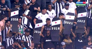 Torcedores do Botafogo segurando um caixão simbolizando a permanência do Vasco na Série B - Transmissão Premiere/SporTV