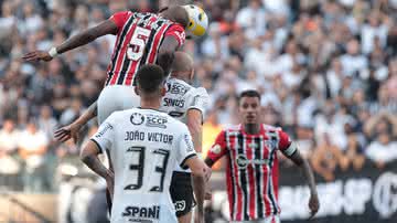 Arboleda cabeceando bola no último encontro das duas equipes - Rubens Chiri / Flickr São Paulo FC