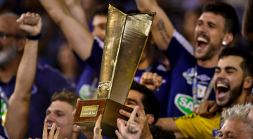 Jogadores do Sada Cruzeiro levantando o troféu de campeão do Sul-Americano de vôlei - Sada Cruzeiro/Flickr