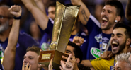 Jogadores do Sada Cruzeiro levantando o troféu de campeão do Sul-Americano de vôlei - Sada Cruzeiro/Flickr