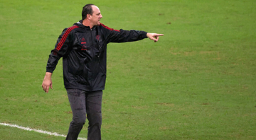 Rogério Ceni, treinador do Flamengo em campo comandando o clube - GettyImages