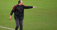 Rogério Ceni, treinador do Flamengo em campo comandando o clube - GettyImages