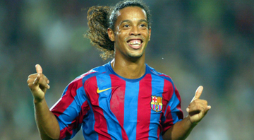 Ronaldinho Gaúcho na época em que defendia o Barcelona comemorando - GettyImages