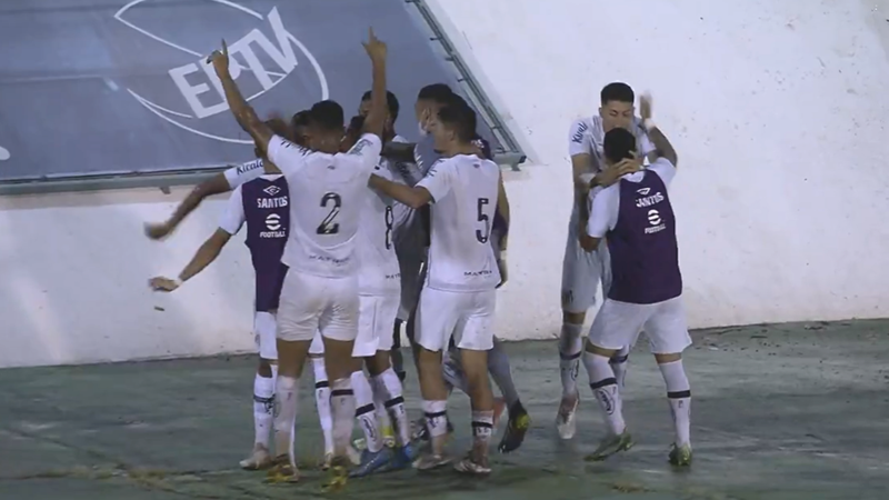 Jogadores do Santos comemorando o gol diante do Rondoniense pela Copinha - Transmissão SporTV