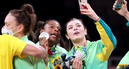 Rosamaria beija medalha de prata e destaca campanha do Brasil no vôlei feminino - GettyImages