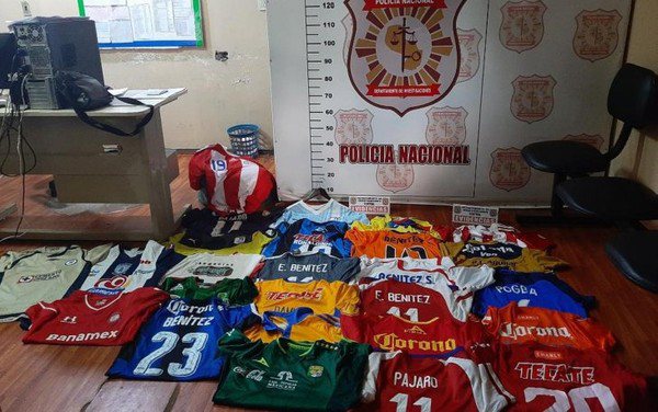 Jogador tem coleção de camisas roubadas no Paraguai - Divulgação/ Polícia do Paraguai