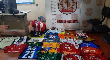 Jogador tem coleção de camisas roubadas no Paraguai - Divulgação/ Polícia do Paraguai