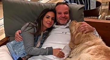 Paloma Tocci e Rubinho Barrichello abraçados no sofá com o cachorro - Reprodução/Instagram