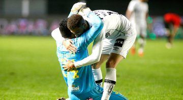 Jogadores do Santos se abraçando dentro de campo - GettyImages