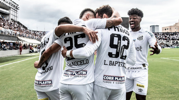 Santos comemorando o gol com seus jogadores abraçados - Ivan Storti/Santos FC/Flickr