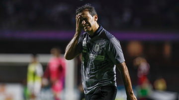 Fabián Bustos saiu indignado com os erros de arbitragem em São Paulo e Santos - GettyImages