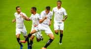 Jogadores do Santos comemorando o gol dentro de campo - GettyImages