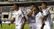 Jogadores do Santos comemorando o gol na Vila Belmiro - GettyImages