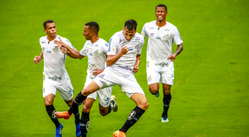 Jogadores do Santos comemorando o gol dentro de campo - GettyImages