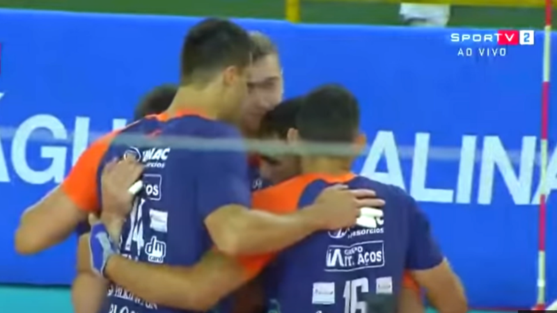 Jogadores do São José se abraçando em quadra - Transmissão SporTV