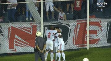 Jogadores do São Paulo comemorando o gol diante do Cruzeiro na Copinha - Transmissão SporTV
