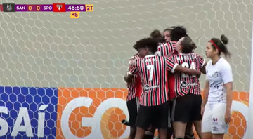 Jogadoras de Santos e São Paulo em campo pelo Paulistão Feminino - Transmissão Youtube / Paulistão Feminino