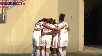 Jogadoras do São Paulo comemorando o gol diante do Santos no Paulistão Feminino - Transmissão Youtube/Paulistão