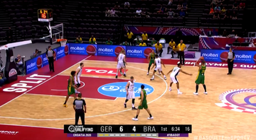 Jogadores da Seleção Brasileira de basquete na partida contra a Alemanha, que acabou ficando sem a vaga para as Olimpíadas - Transmissão SporTV