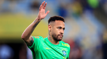 Neymar posou ao lado da taça da Copa do Mundo e agitou as redes sociais - GettyImages