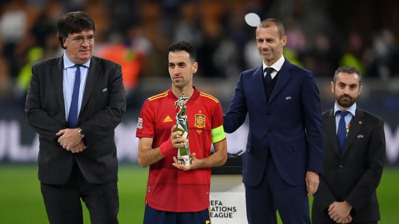 Sergio Busquets com prêmio de melhor jogador da Nations League - Getty Images