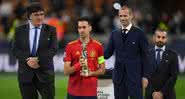 Sergio Busquets com prêmio de melhor jogador da Nations League - Getty Images