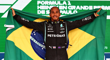 Lewis Hamilton, que impressionou Sergio Perez, segurando a bandeira do Brasil no pódio de Interlagos - GettyImages