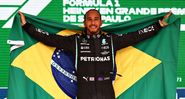 Lewis Hamilton, que impressionou Sergio Perez, segurando a bandeira do Brasil no pódio de Interlagos - GettyImages