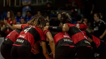 Jogadoras do Sesc-Flamengo reunidas antes da partida - Paula Reis/Flamengo/Flickr