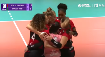 Jogadoras do Sesc-Flamengo comemorando o ponto diante do Brasília na Superliga feminina - Transmissão/Youtube/Canal Vôlei Brasil/N Sports