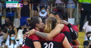 Jogadoras do Sesc-Flamengo comemorando o ponto diante do Praia Clube pela Superliga Feminina - Transmissão SporTV