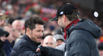 Simeone, treinador do Atlético de Madrid, e Klopp, treinador do Liverpool se cumprimentando - GettyImages