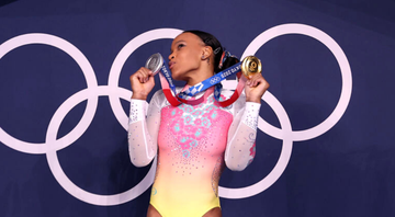Rebeca Andrade com as medalhas de prata e de ouro - Getty Images
