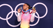Rebeca Andrade com as medalhas de prata e de ouro - Getty Images