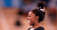 Simone Biles sorrindo durante treino nas Olimpíadas - GettyImages